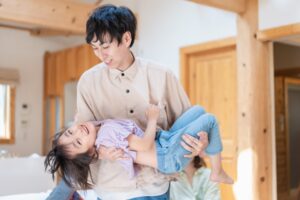 家族でくつろぐリビング