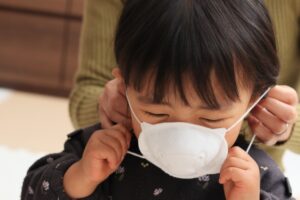 マスクをつける子供と母