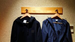 玄関にかけられたコート