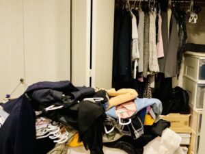 散らかったクローゼット