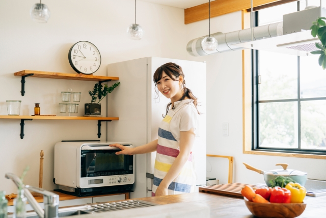 キッチン家電を使う女性