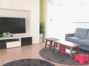 壁掛けテレビのあるリビング