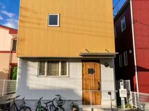 黄色と白に塗り分けされたガルバリウム外壁