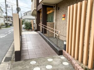 玄関から続くスロープ