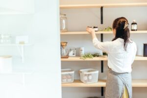 パントリーで作業する女性