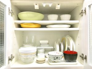 整理整頓された食器棚