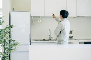 キッチンの出来具合をチェックする作業員