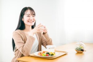 温かい飲み物を飲む女性