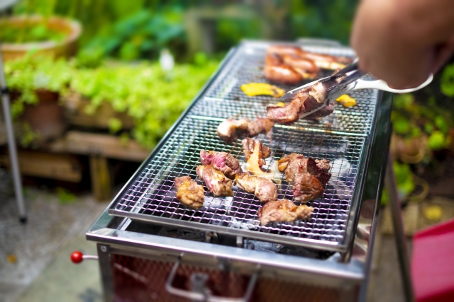 バーベキュー台で焼かれた肉