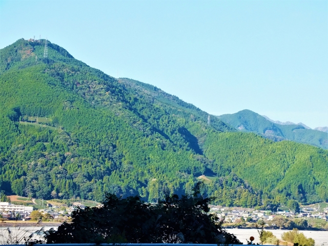 住宅地と山