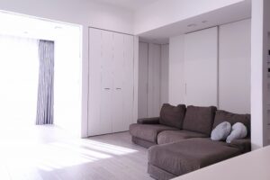 光が差し込むハイドアのあるリビング