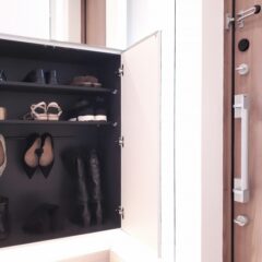 吊るして収納できるシューズクローク