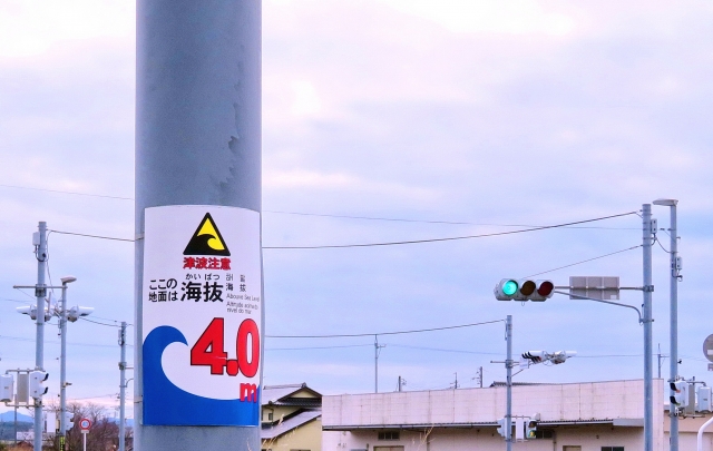 電柱に掲示された海抜4mの看板