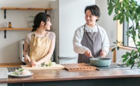 夫婦が仲良く料理をする様子