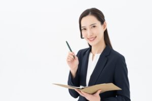 スーツを着た女性