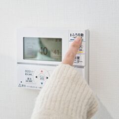 操作パネルのふろ自動を押す手