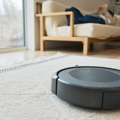 カーペットを掃除するお掃除ロボット
