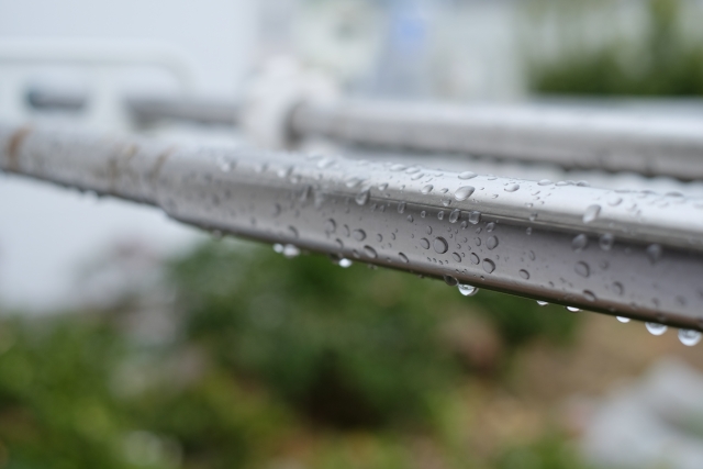 雨に濡れた洗濯ポール