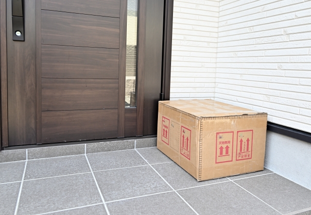 玄関に置き配された荷物