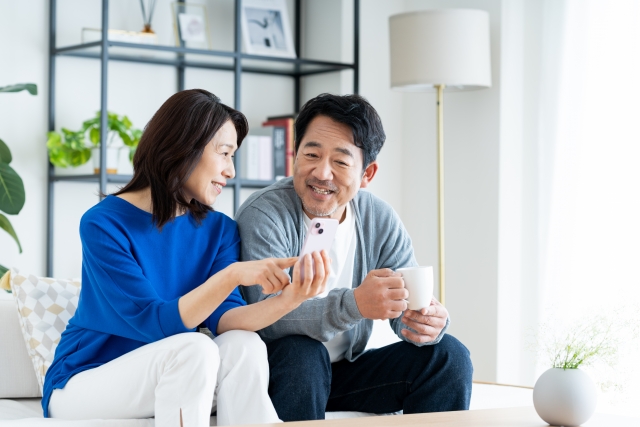 リビングで夫婦が仲良く談笑する様子
