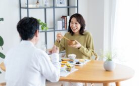夫婦が笑いながら食卓を囲む様子
