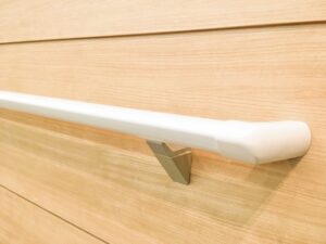 白く色分けされた手すり