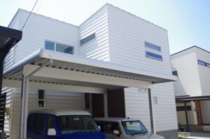 白を基調としたおしゃれなガルバリウム外壁の家