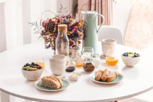 テーブルに美しく並べられた食品