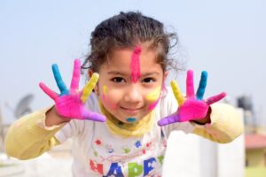 手にペイントをつけた子供